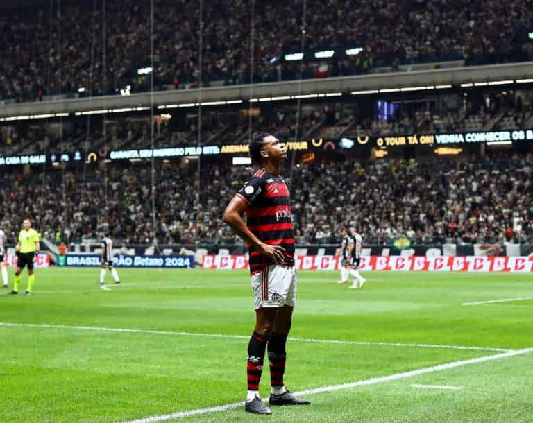 Gol-do-Carlinhos-contra-o-Atlético-Mineiro