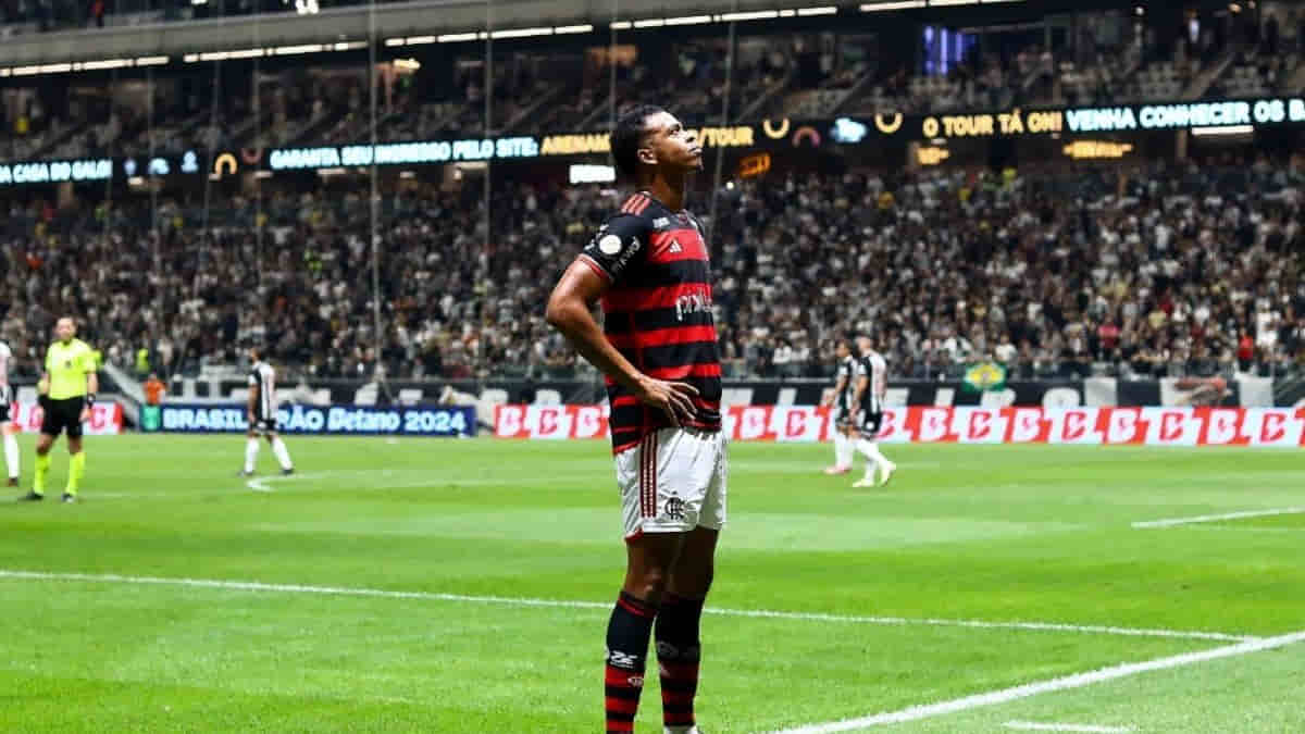 Gol-do-Carlinhos-contra-o-Atlético-Mineiro