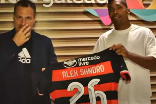 Alex-Sandro-chega-ao-Rio