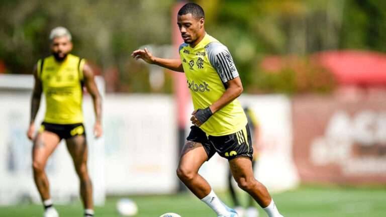 De La Cruz joga domingo contra o Palmeiras? Jogador participa de treino e pode reforçar time