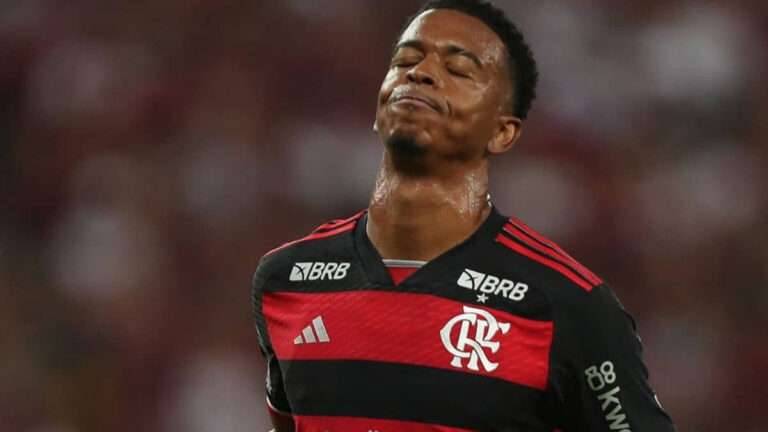 Carlinhos pode sofrer suspensão de até 180 dias e pagar multa por agressão ao VAR