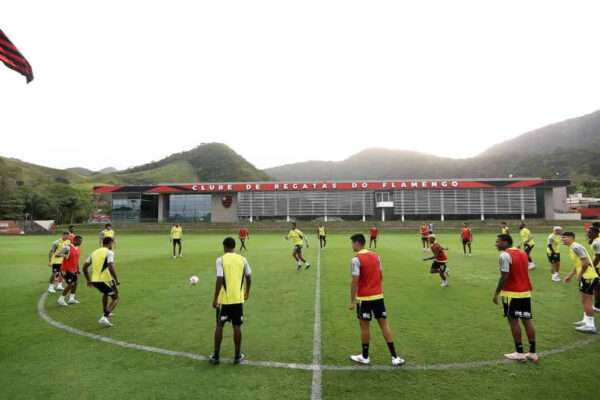 Elenco-do-Flamengo-se-apresenta-nesta-segunda-com-foco-no-Peñarol