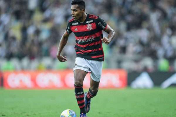 Alex-Sandro-desfalca-o-Flamengo