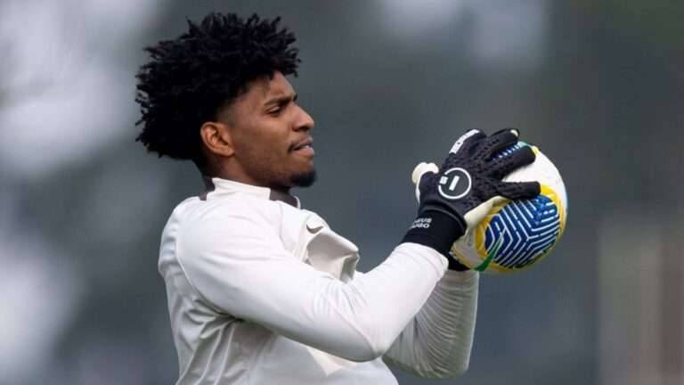 A decisão do Corinthians sobre Hugo Souza envolvendo o jogo contra o Flamengo na Copa do Brasil