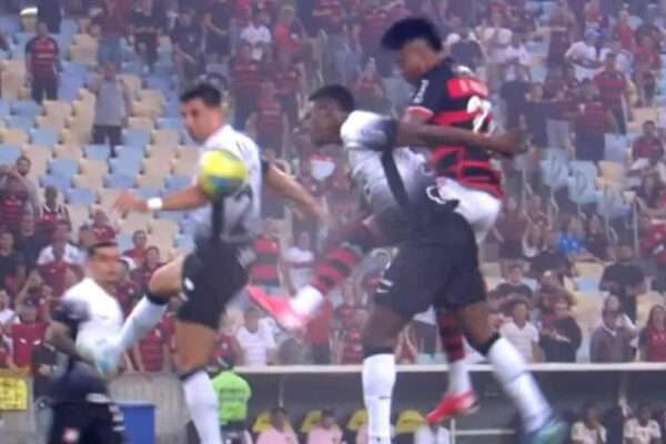 pênalti-Flamengo-x-Corinthians