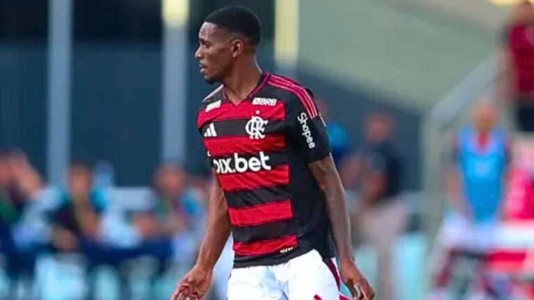 Filipe Luís sai em defesa de Evertton Araújo após empate contra LDU: “torcida pega no pé”