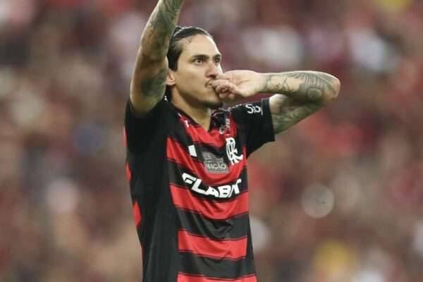Pedro comemora gol na vitória do Flamengo sobre o Corinthians