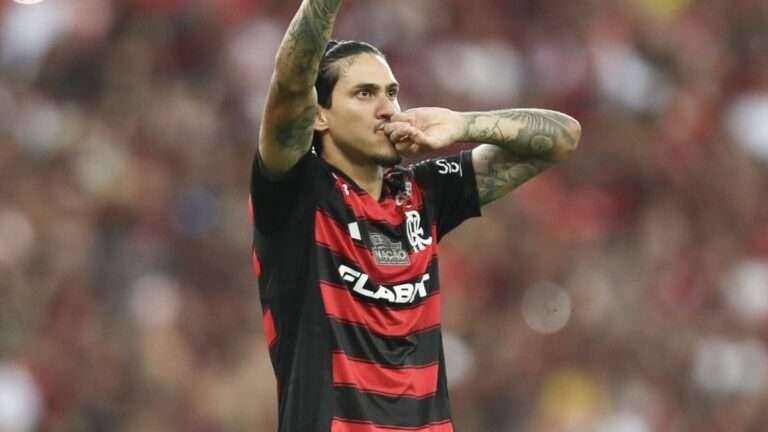 Flamengo domina Corinthians e assume a liderança com show de Pedro