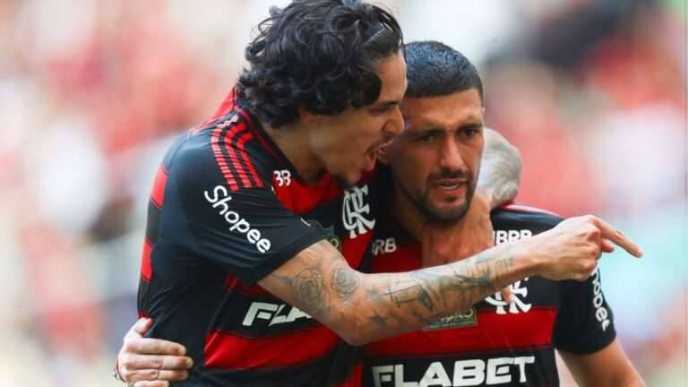 Guilherme Flazoeiro exalta Pedro, após atacante comemorar gol com o braço todo arrepiado