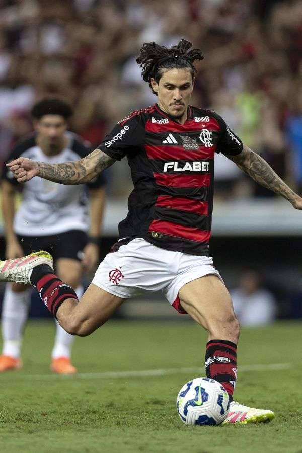 Pedro marca gol de pênalti na vitória do Flamengo sobre o Coritnhians