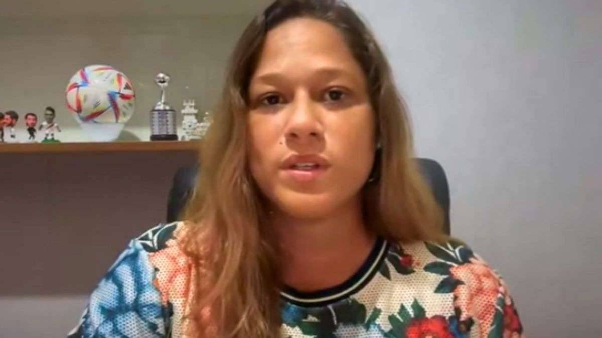 Raísa Simplicio durante transmissão do programa Placar Aberto