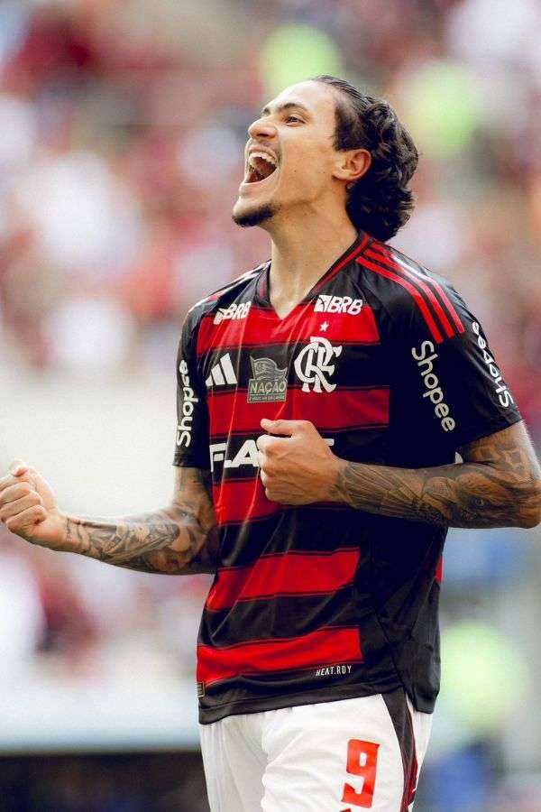 Pedro comemora gol com a camisa do Flamengo