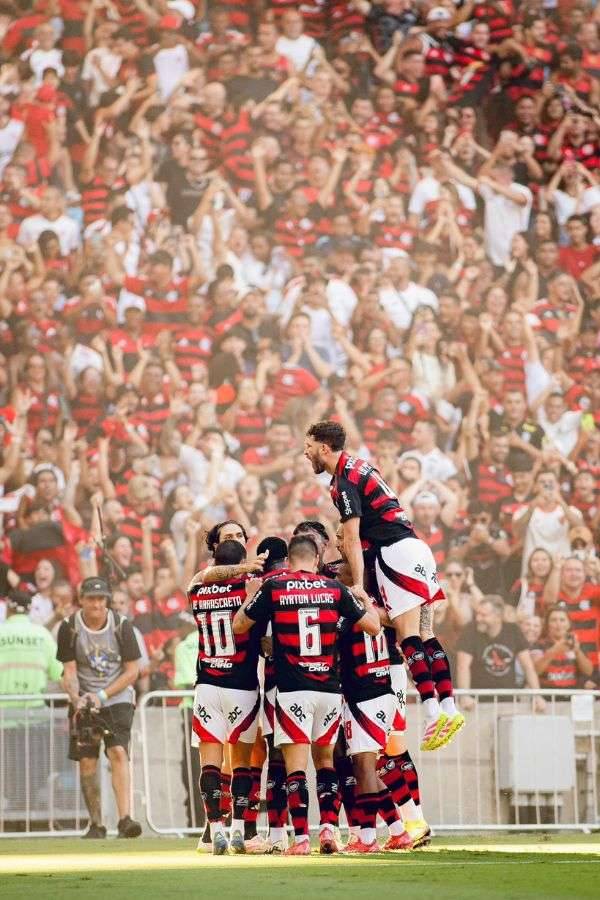 Jogadores do Flamengo comemoram gol contra o Corinthians