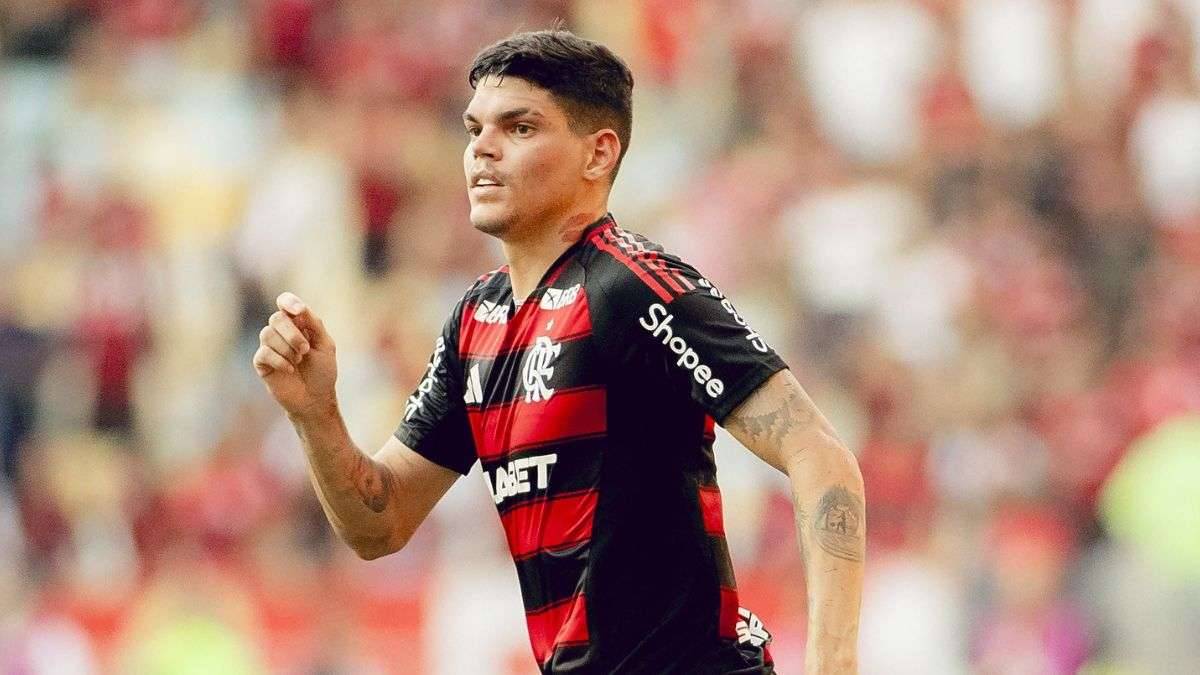 Ayrton Lucas no jogo do Flamengo contra o Corinthians