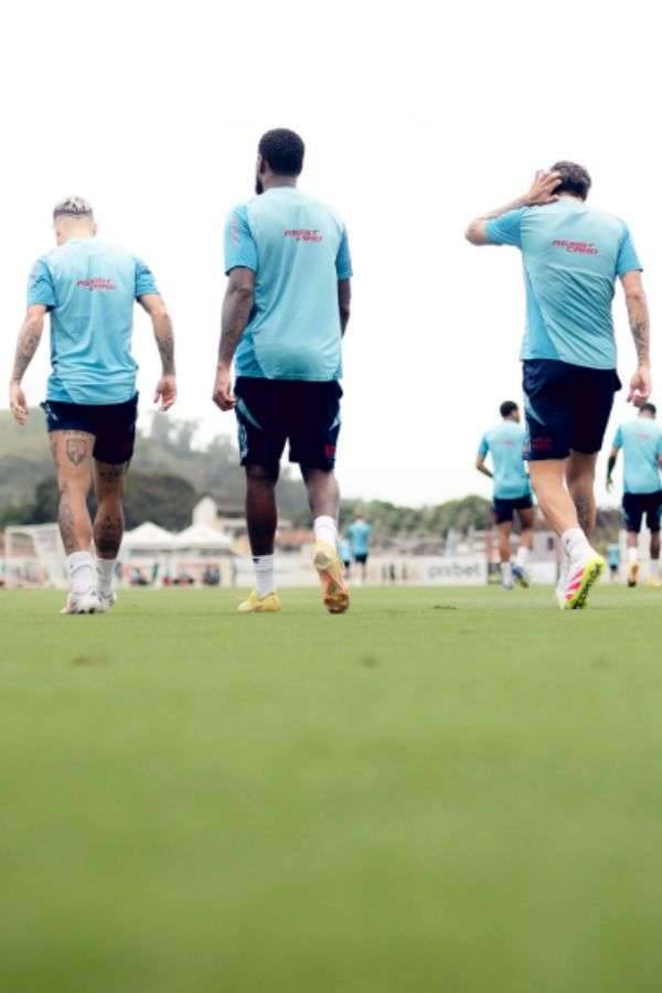 Varela, Gerson e Pedro em treino do Flamengo