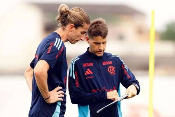 Filipe Luís com seu auxiliar no CT do Ninho do Urubu
