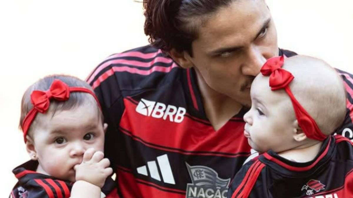 Pedro entrando pela primeira vez em campo com as filhas gêmeas