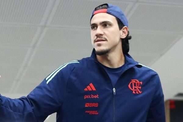 Pedro do Flamengo no embarque do time
