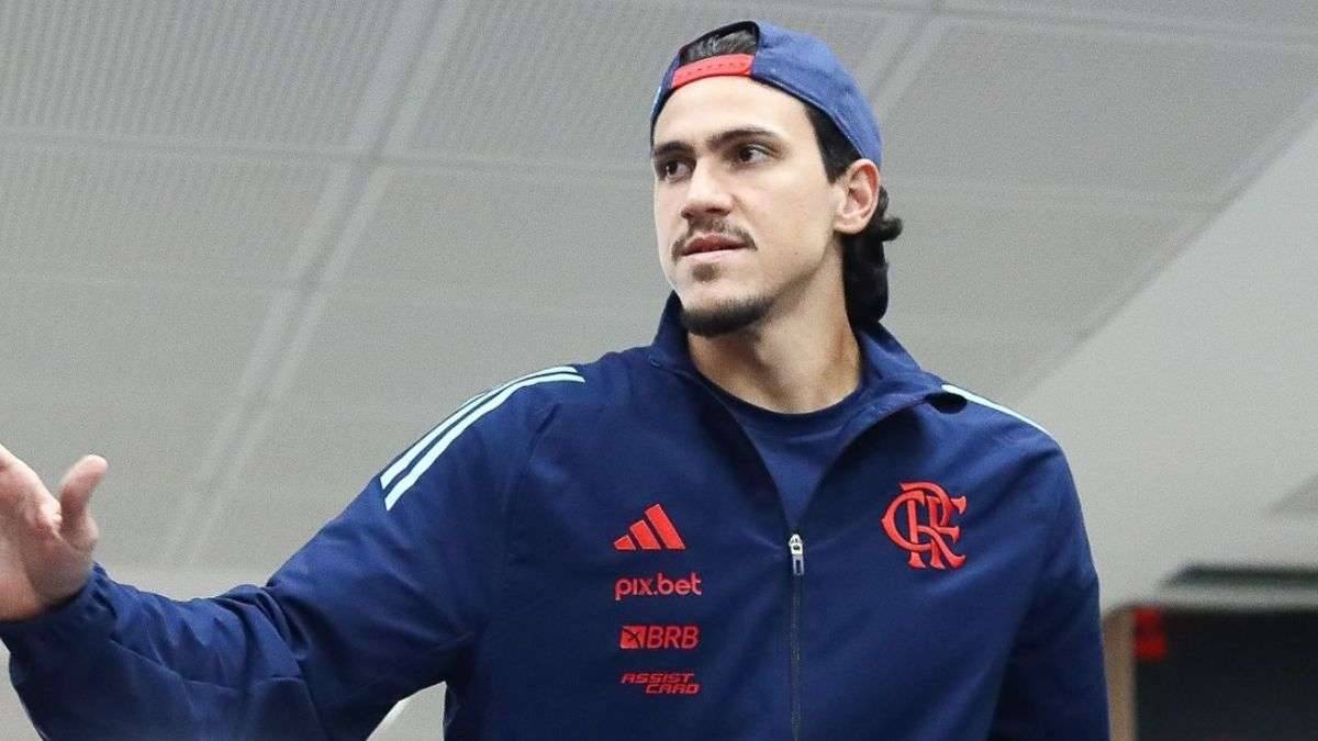 Pedro do Flamengo no embarque do time