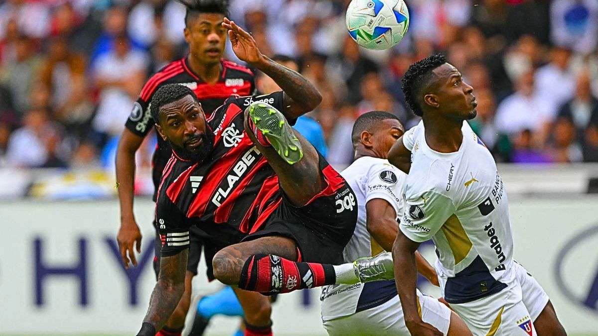 Gerson disputa bola na partida contra a LDU