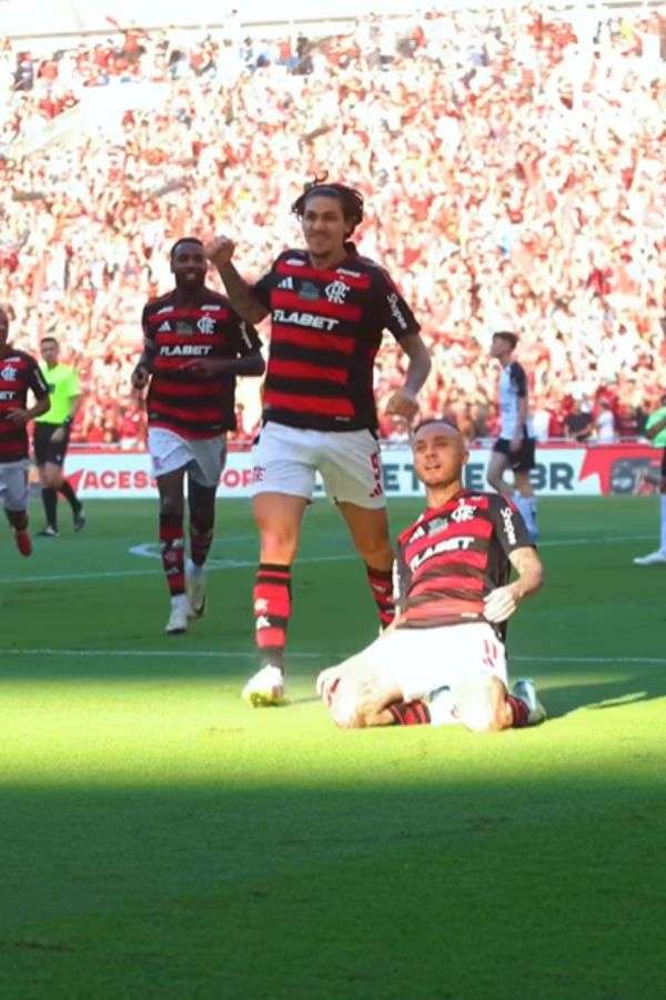 Elenco do Flamengo comemorando gol de Cebolinha contra o Corinthians, no Maracanã.