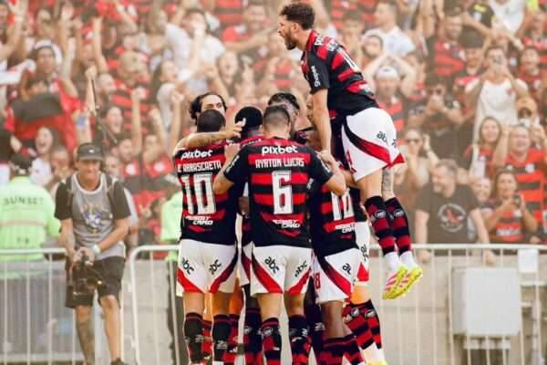 Elenco do Flamengo comemora a vitória por 4x0 em cima do Corinthians no Brasileirão 2025.