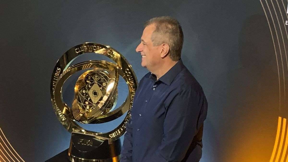 Flamengo recebe o troféu do Mundial de Clubes da FIFA na Gávea