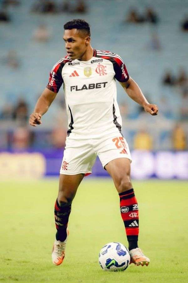 Alex Sandro em partida do Flamengo em 2025