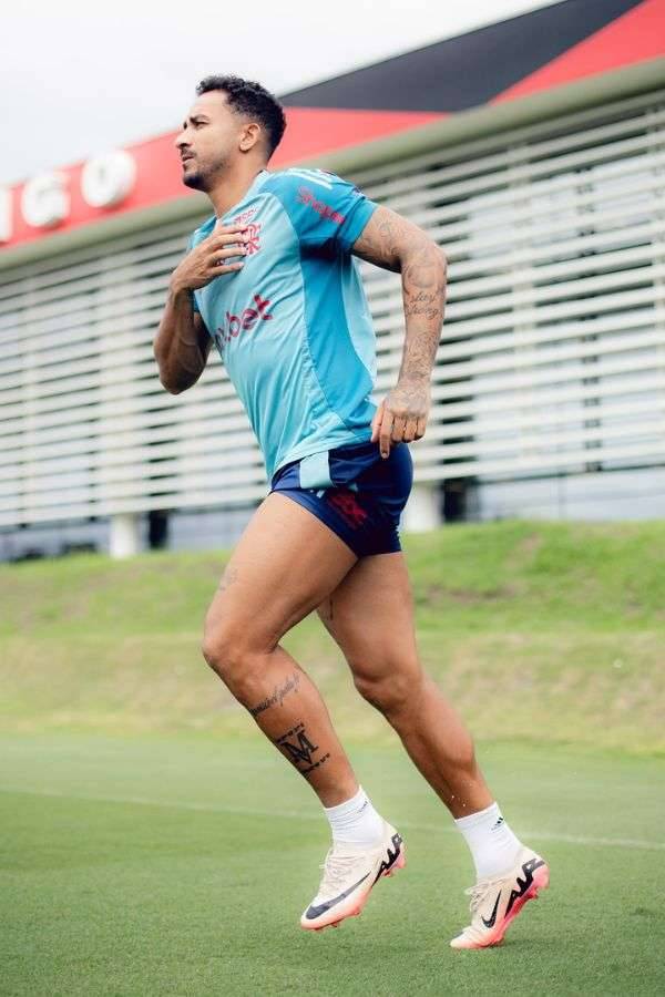 Danilo durante atividade de preparação para o jogo contra o Botafogo-PB