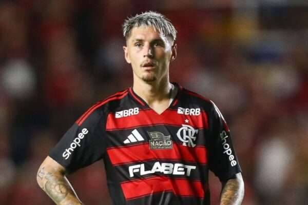 Varela fica à disposição de Filipe Luís mesmo após problema no pé