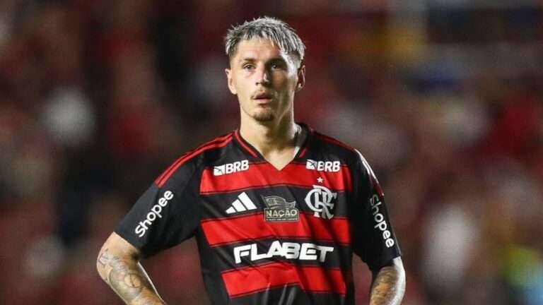 Varela fica à disposição de Filipe Luís, mesmo após problema no pé