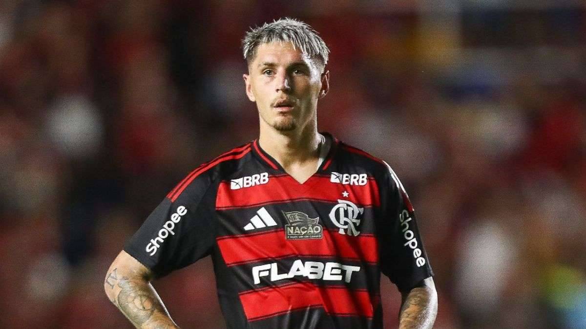 Varela fica à disposição de Filipe Luís mesmo após problema no pé