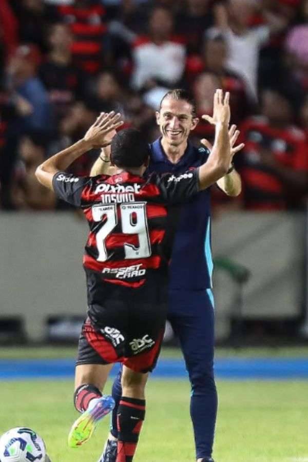 Joshua comemora gol com Filipe Luís na vitória sobre o Botafogo-PB