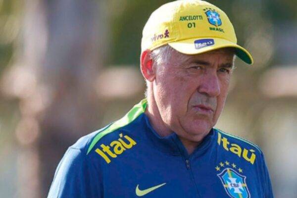 Carlo Ancelotti comandando treino da Seleção Brasileira