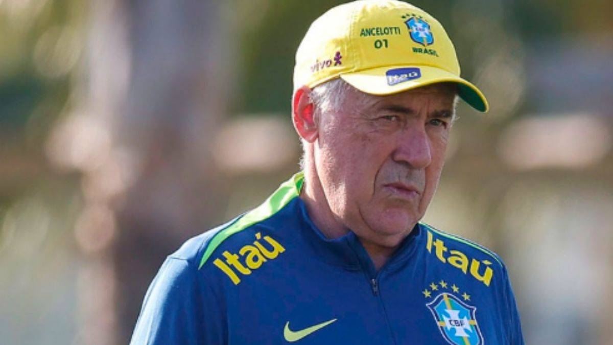 Carlo Ancelotti comandando treino da Seleção Brasileira