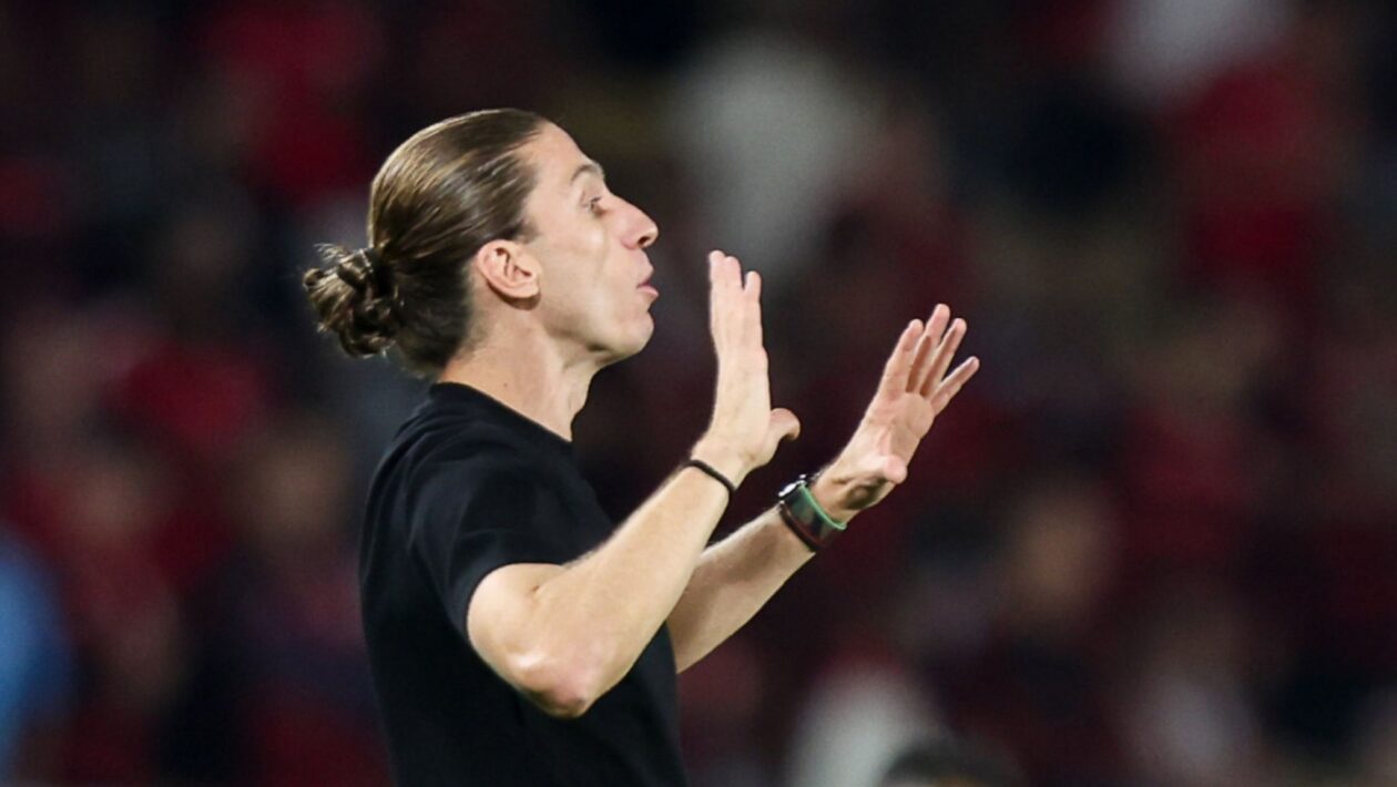 Filipe Luís prepara o time do Flamengo para enfrentar o Juventude, neste domingo