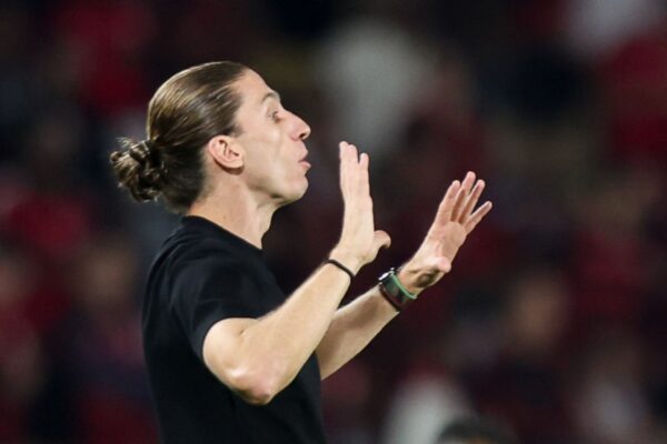 Filipe Luís prepara o time do Flamengo para enfrentar o Juventude, neste domingo