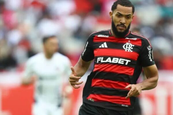 Juninho em ação pelo Flamengo, buscando se firmar como opção no ataque da equipe