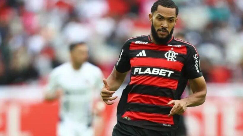 Juninho em ação pelo Flamengo, buscando se firmar como opção no ataque da equipe