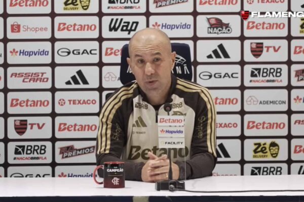 Jardim critica arbitragem após expulsão de Carrascal na derrota do Flamengo para o Palmeiras. (Imagem: Reprodução/ Flamengo TV)